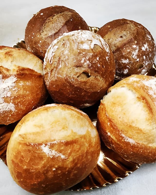 Pan artesano recién horneado cada día