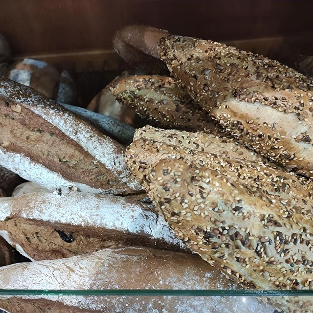 Panes artesanales horneados cada mañana