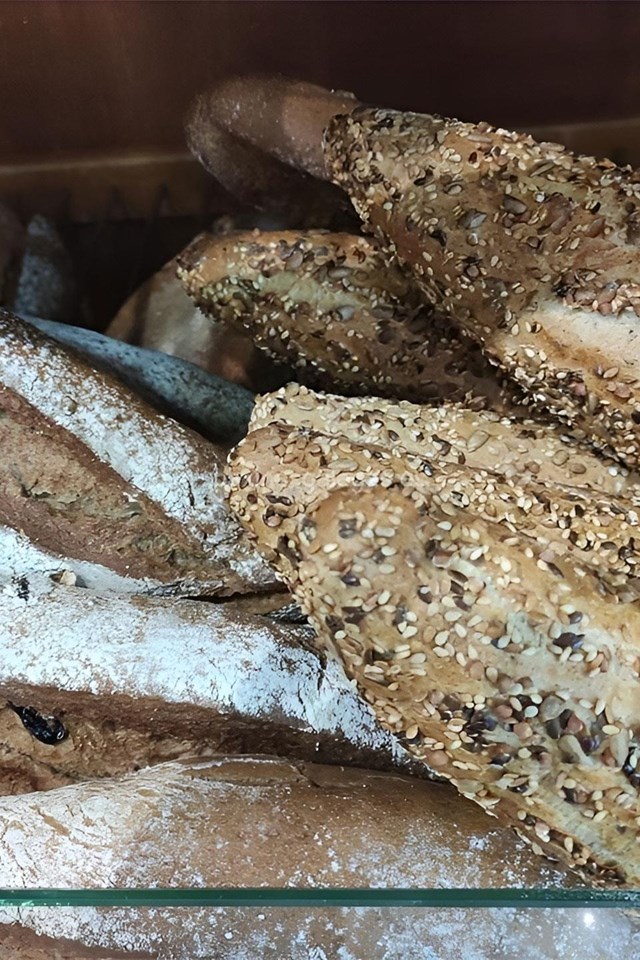 Panes artesanales horneados cada mañana